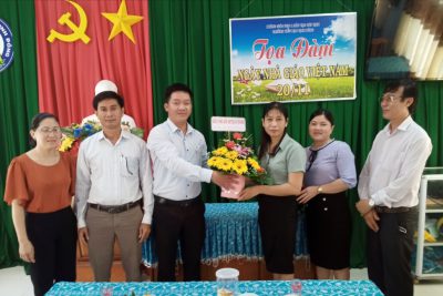 Nhân kỷ niệm 39 năm Ngày Nhà giáo Việt Nam (20/11/1982 -20/11/2021), sáng ngày 19/11, lãnh đạo địa phương đến thăm và gửi lời chúc đến tập thể hội đồng sư phạm nhà trường.