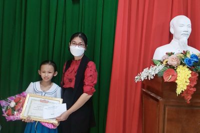Em Lê Yến Chi đạt giải khuyến khích hội thi tiếng hát măng non cấp huyện năm 2021.
