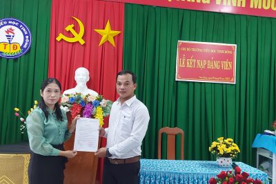 Tổ chức lễ kết nạp đảng viên cho quần chúng Trần Viết Linh.