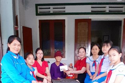 Trường Tiểu học Tịnh Đông tổ chức thăm mẹ Việt Nam Anh Hùng quý 3