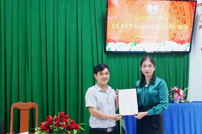 Chiều ngày 13/5/2024 Chi bộ trường tiểu học Tịnh Đông tổ chức lễ kết nạp đảng viên mới cho đồng chí Hoàng Nguyễn Ngọc Toại.