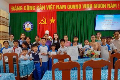 Trường tiểu học Tịnh Đông phát động giáo viên, phụ huynh, học sinh ủng hộ các địa phương bị thiệt hại do bão lũ, cũng như giúp đỡ người dân ở những vùng bị ảnh hưởng nặng nề của bão, lũ sớm vượt qua nỗi đau và ổn định cuộc sống.