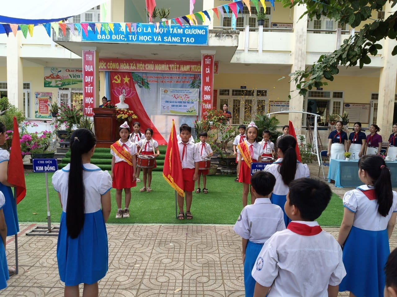 Liên đội Trường TH Tịnh Đông được chào đón đoàn kiểm tra LĐM của HĐĐ và Phòng GD&ĐT Huyện về thăm trường, giao lưu, chia sẻ với LĐ về các HĐ đội cũng như các HĐ dạy học, trải nghiệm có liên quan.