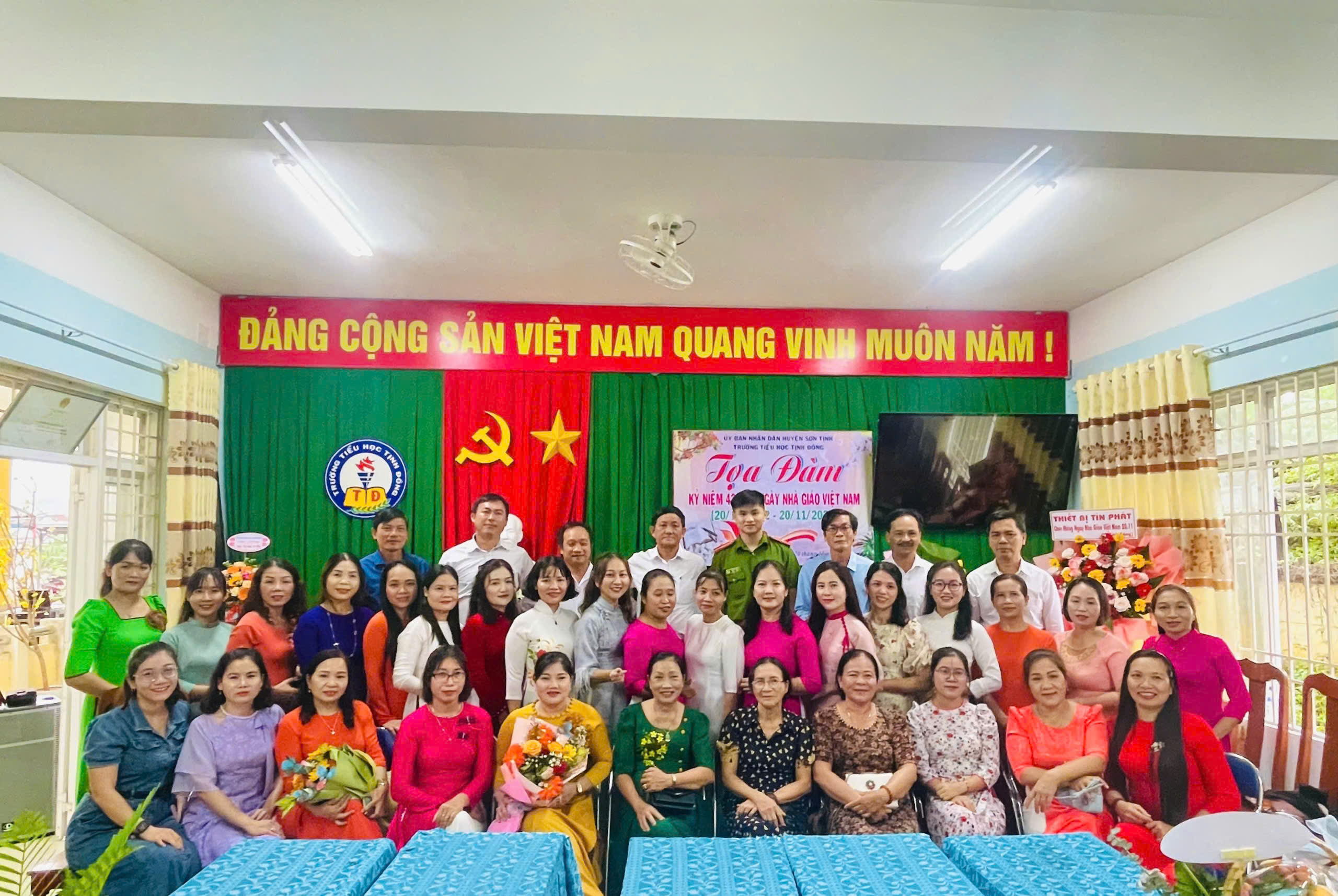 Trường Tiểu học Tịnh Đông tổ chức Tọa đàm kỷ niệm 42 năm Ngày Nhà giáo Việt Nam.