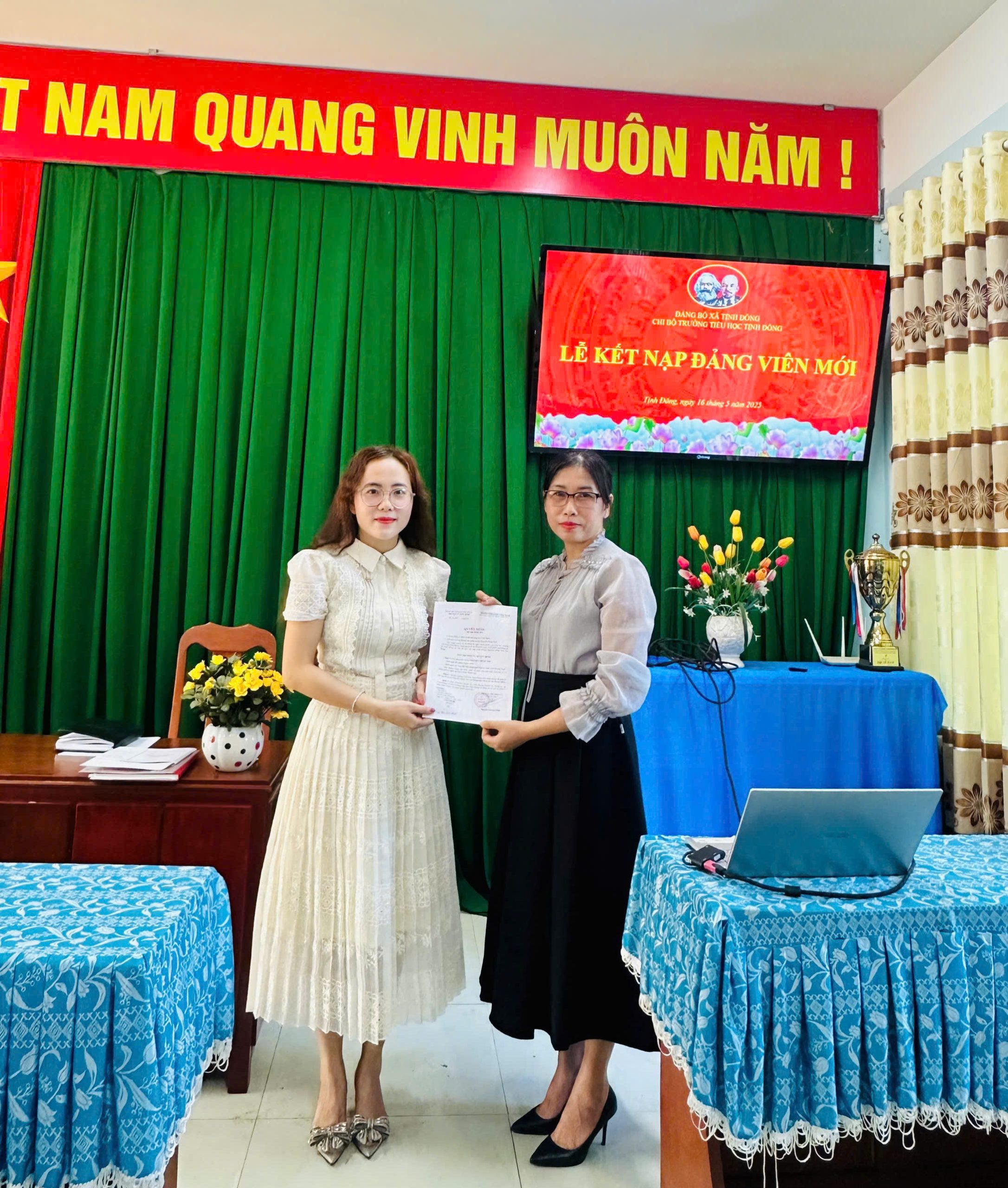 Chi bộ trường tiểu học Tịnh Đông tổ chức lễ kết nạp Đảng viên mới cho đồng chí Nguyễn Minh Thư.