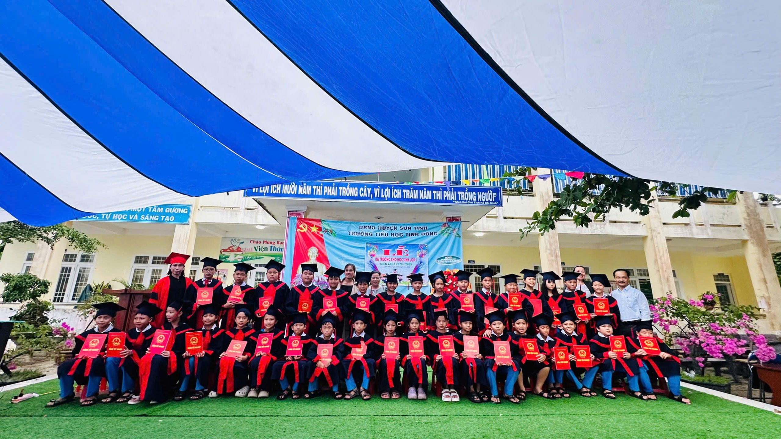 Tổ chức lễ ra trường cho 105 em học sinh lớp 5.